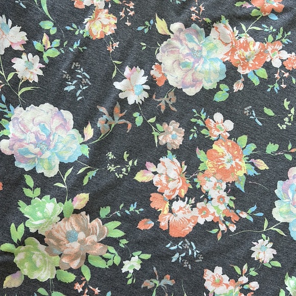 Short Sleeve Floral Top - Picture 6 of 6